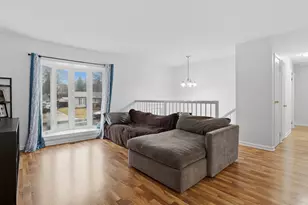 400 Country Ln, Streamwood, IL 60107 - Photo 2