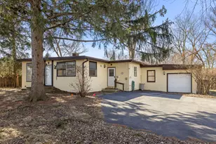 128 Harding Ct, Glen Ellyn, IL 60137 - Photo 2
