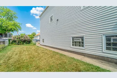 10439 S Avenue M, Chicago, IL 60617 - Photo 4