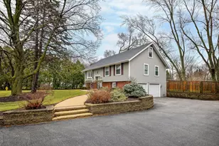 26W237 Parkway Dr, Winfield, IL 60190 - Photo 2