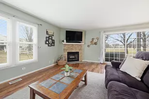 1821 Pebble Beach Cir, Elk Grove Village, IL 60007 - Photo 8
