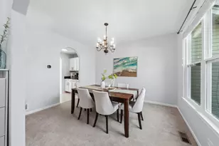 305 Hampton Rd, Sugar Grove, IL 60554 - Photo 6