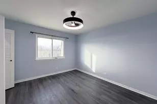 9460 Bay Colony Dr, Des Plaines, IL 60016 - Photo 2