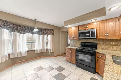 302 Meadow Drive, Shorewood, IL 60404 - Photo 4