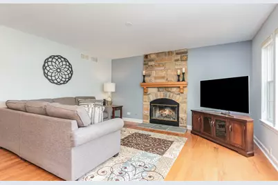 1024 N Camden Lane, South Elgin, IL 60177 - Photo 2