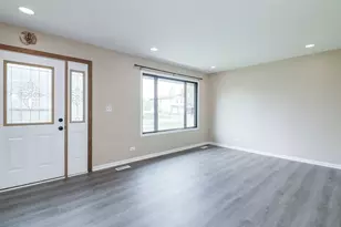 3920 Shoreline Dr, Hanover Park, IL 60133 - Photo 4