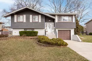 618 Boxwood Dr, Schaumburg, IL 60193 - Photo 2