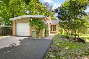 949 Ridgewood Dr, Highland Park, IL 60035 - Photo 1