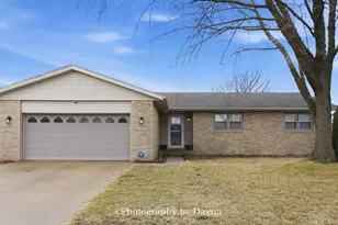 609 N Monroe Ave, Bradley, IL 60915 - Photo 2