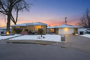 702 E 162nd Pl, South Holland, IL 60473 - Photo 1