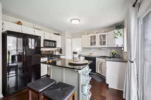 122 E Aspen Cir, Hainesville, IL 60030 - Photo 4