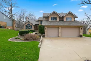 33 W Eureka Dr, Lemont, IL 60439 - Photo 2