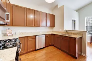 985 Oak Ridge Blvd, Elgin, IL 60120 - Photo 6