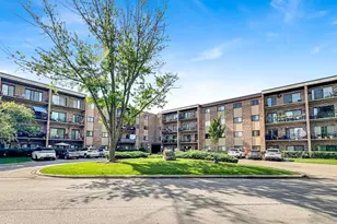 725 W Huntington Commons Rd, Mount Prospect, IL 60056 - Photo 2