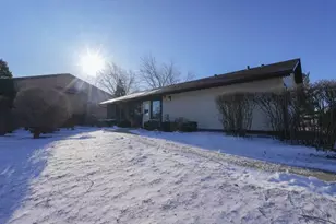 2220 Wharf Dr, Woodridge, IL 60517 - Photo 16