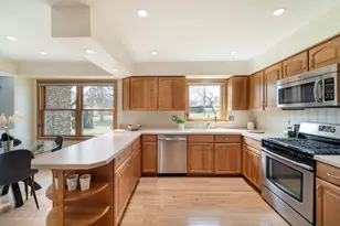 1341 Trinity Pl, Libertyville, IL 60048 - Photo 10