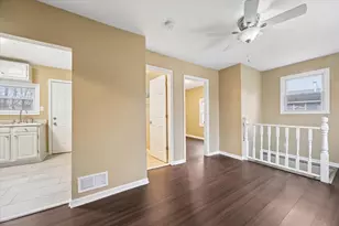 557 Howard Ave, Aurora, IL 60506 - Photo 2