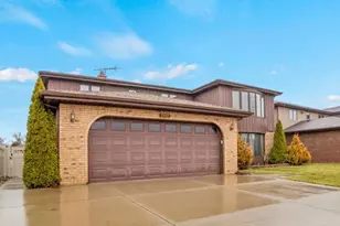 1102 E Ardyce Ln, Mount Prospect, IL 60056 - Photo 2