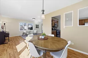 155 Surrey Dr, Carol Stream, IL 60188 - Photo 10