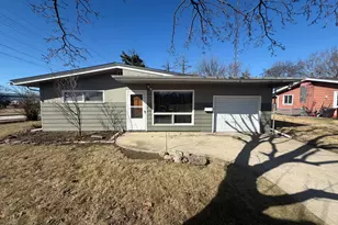 28 S Willow Way, North Aurora, IL 60542 - Photo 1