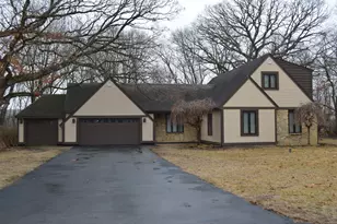 1701 Woodcrest Dr, Saint Anne, IL 60964 - Photo 1