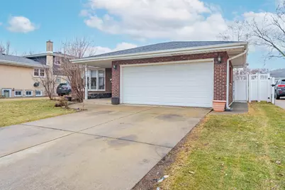 10908 S Kilbourn Avenue, Oak Lawn, IL 60453 - Photo 2