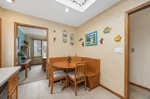 8000 Oakview Ln, Woodridge, IL 60517 - Photo 14