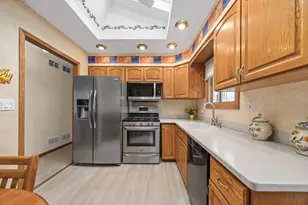 8000 Oakview Ln, Woodridge, IL 60517 - Photo 12