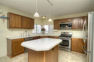 2046 Mission Hills Dr, Elgin, IL 60123 - Photo 14