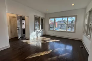 7812 S Paxton Ave, Chicago, IL 60649 - Photo 2