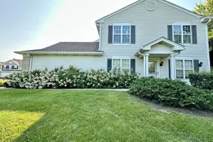 1212 Hillsborough Ct, Crystal Lake, IL 60014 - Photo 2