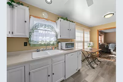 2405 Glen Circle East, Sycamore, IL 60178 - Photo 8