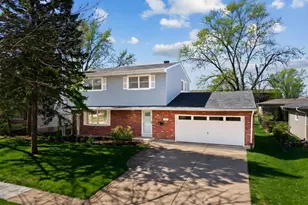 203 Fairview Dr, Saint Charles, IL 60174 - Photo 2