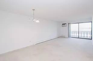 4 Crestview Ln, Vernon Hills, IL 60061 - Photo 8