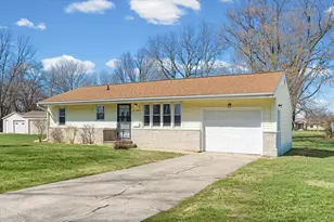 1105 Roselawn St, Paxton, IL 60957 - Photo 1