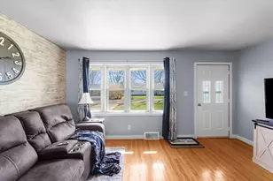 1105 Roselawn St, Paxton, IL 60957 - Photo 6