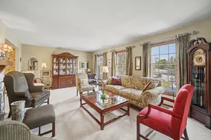 827 N Driveway, Glen Ellyn, IL 60137 - Photo 2