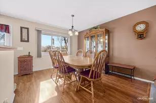 539 Ridge Pl, Streamwood, IL 60107 - Photo 4