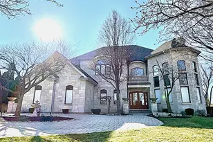 904 S Edgewood Ln, Mount Prospect, IL 60056 - Photo 1