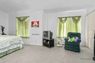 422 Sandhurst Ln, South Elgin, IL 60177 - Photo 12