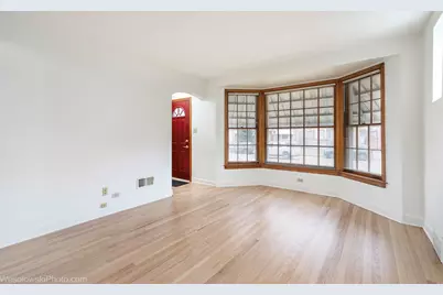 5944 W Foster Avenue, Chicago, IL 60630 - Photo 4