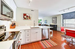 201 E Chestnut St, Chicago, IL 60611 - Photo 18
