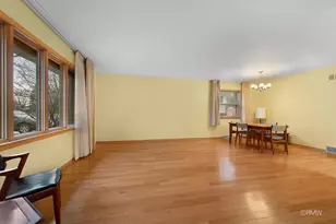 910 S Robert Dr, Mount Prospect, IL 60056 - Photo 4