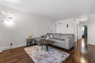 263 Driftwood Ln, Schaumburg, IL 60193 - Photo 6