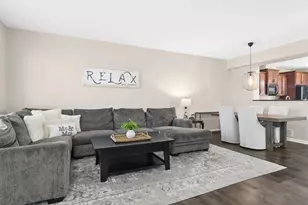 2238 S Crambourne Way, Arlington Heights, IL 60005 - Photo 4