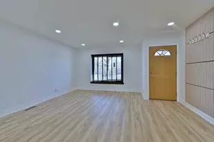 340 Somerset Dr, Streamwood, IL 60107 - Photo 4