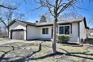 340 Somerset Dr, Streamwood, IL 60107 - Photo 2