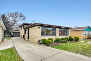 7065 N Hamlin Ave, Lincolnwood, IL 60712 - Photo 1