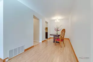 9 Oak Creek Dr, Buffalo Grove, IL 60089 - Photo 8