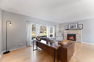 31 Mulberry E Rd, Deerfield, IL 60015 - Photo 2